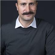 Actor y doblador de cine italiano. Escritor de cuentos infantiles. Profesor de italiano para todas las edades.